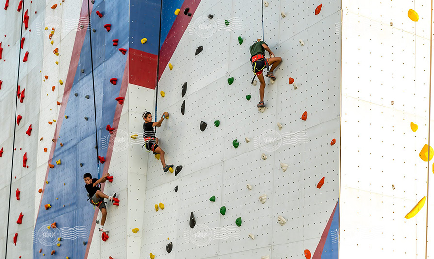 outdoor climbing center, building a climbing wall, climbing center, building a climbing gym, climbing wall maufacturer, climbing wall supplier